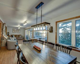 Beautiful Lake of Bays Cottage w/ 310' Private Shoreline & All Day Sun! - Bondi Village - Dining room