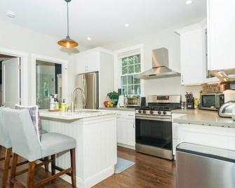 Stylish Fremont Retreat with Luxury Amenities - Seattle - Küche