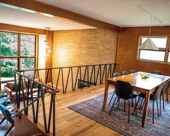 Serene Mid Century Modern Gem Designed by Frank Lloyd Wright Apprentice - Richland Center - Comedor