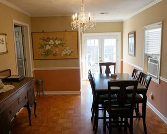 Oxford/Sardis Clean & comfortable convenient to all. Small town.Charming - Sardis - Comedor