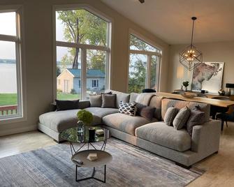 Waterfront Retreat: Luxe & Modern Spa Inspired - Napanee - Living room