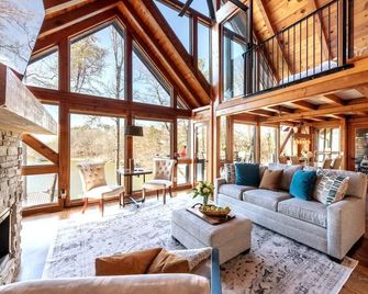 Hygge House on Lanier - the ULTIMATE lake cabin - dock, arcade, hottub, & grills - Gainesville - Вітальня