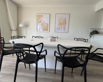 The Master Suite - Mermaid Waters - Dining room