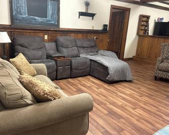 Lake House near Green River Lake and minutes from several marinas. - Columbia - Living room