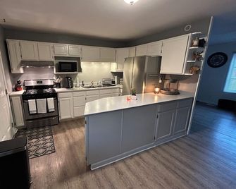 Delightful 3-bedroom entire home - Kokomo - Kitchen