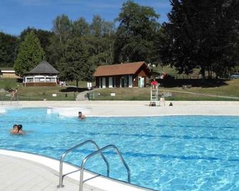 Châlet Bois 4 personnes avec extérieur privé - Saint-Rémy-sur-Durolle - Piscina