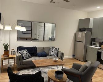 Newly renovated 2BR in downtown Staunton. Apt A - Staunton - Living room