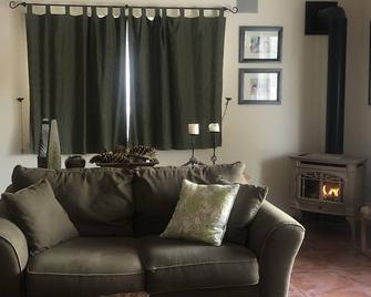 Beautiful mountain home with hot tub over looking Scriver Creek meadow. - Garden Valley - Sala de estar