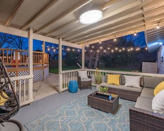 Game Room, Pool & Fire Pit At The Medical Center - San Antonio - Patio