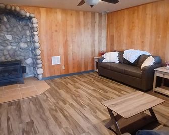 3-bedroom Lakefront Cabin on private Lake just minutes from town and 131 highway - Newaygo - Living room