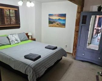 Rusty Nail Backpackers - Taihape - Bedroom