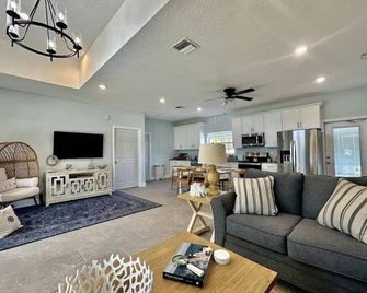 Modern Beach Cottage - Just Steps to the Ocean and Down Town Cocoa Beach - Cocoa Beach - Living room