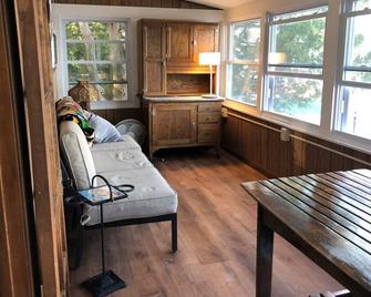 Cazenovia Lake Cottage - Cazenovia - Living room