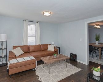 Great Location Great Value! 4 bedroom 2 full bath home in East Village - Davenport - Living room