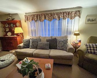 Furnished and Flexible at Buttonwood Park - Perfect for Longer Stays! - Dartmouth - Living room
