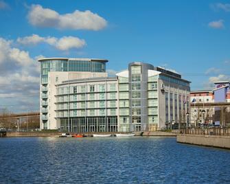 فندق رمادا وأجنحة لندن دوكلاندز - لندن - مبنى