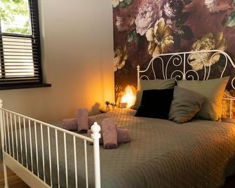 Romantic luxury apartment great garden with fire table 5 minutes to the forest. - Mill - Bedroom