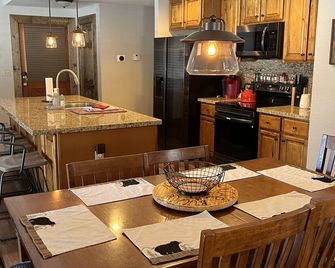 New! Relaxing, Family Friendly In The Tall Pines - Pine - Kitchen