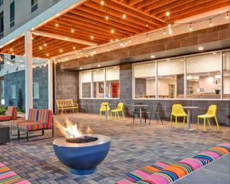 Home2 Suites by Hilton La Porte - La Porte - Terasa