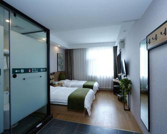 Green Tree Inn Express Qingdao Railway Station Zhanqiao Yacht Wharf - Qingdao - Bedroom