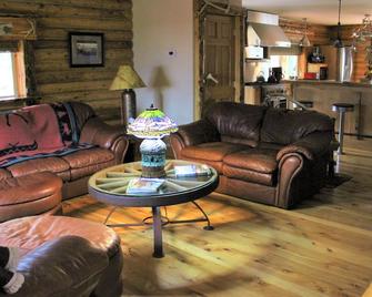 JBs Alaska Getaway Beautiful Custom Log home for your Alaskan experience 2b/2b - Soldotna - Living room