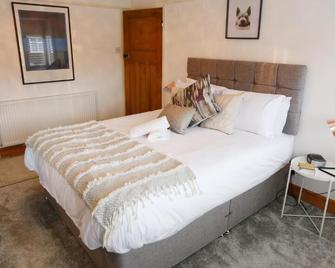 Lions Den - Zoo Accommodation Chester - Chester - Bedroom