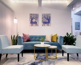 King Bed, In-Unit W/D, Carport, Balcony, Netflix - Fremont - Living room