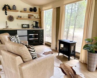 Pinehaven Luxury Glamping - La Grange - Living room