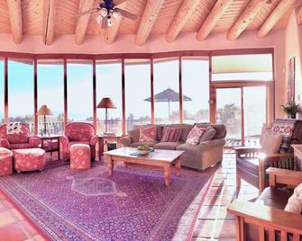 Family friendly adobe w/ Hot Tub, 20 min to Taos Ski Valley - Hiking & Skiing - Arroyo Seco - Living room