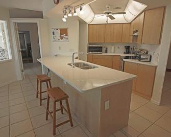 Waterfront Oasis: Rotonda West Canal #202 - Rotunda West - Kitchen