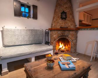 Typical Menorcan house steps from the beach. Pool, garden, barbecue and fireplace - Ciutadella de Menorca - Salon