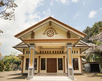 Hotel Bumi Bermi Permai near Bermi Eco Park Mitra RedDoorz - Probolinggo - Edificio