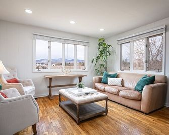 Boulder Farm Arcade5 Acre Open Air Arcade - Longmont - Living room