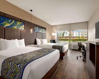 La Quinta Inn and Suites by Wyndham Orlando IDrive Theme Parks - Orlando - Bedroom
