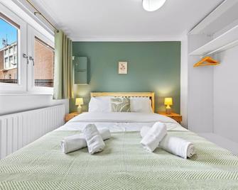 Azalea Apartment Home comforts by the river - Isleworth - Bedroom