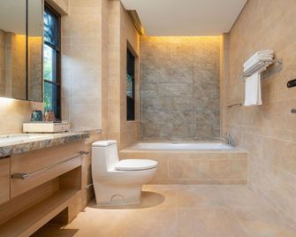 A three-bedroom guesthouse with a private swimming pool (Shanhaiju) - Wanning - Bedroom