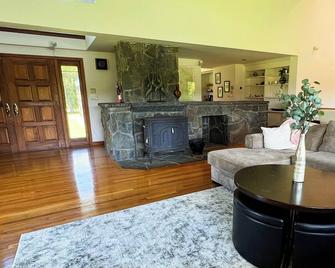 Tranquil Catskills Hideaway: Contemporary Retreat on 39 Acres - Hensonville - Living room
