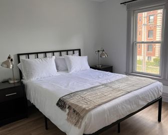 Relaxing 4 bedroom walk to the falls sleeps 8 - Niagara Falls - Bedroom