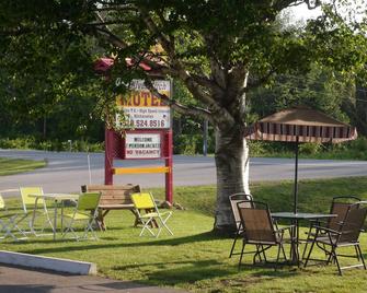 The Silver Birch Motel - Goderich - Innenhof