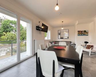 Pool-view holiday home in Toulouse - Boussens - Comedor
