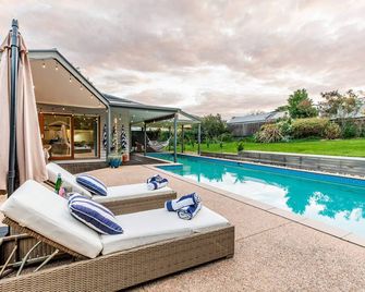Hamptons Inspired Luxury - Mount Martha - Pool