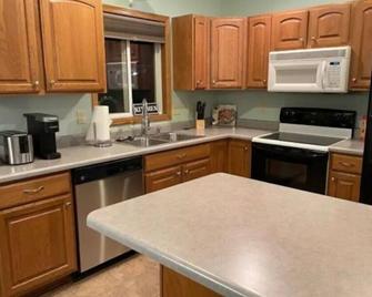 Three Bed, Two Bath, Clean/Safe, Close to downtown - Sioux Falls - Kitchen