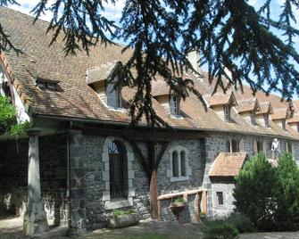 on the last Auvergne volcano, discover the welcome at the farm - Giat - Edificio