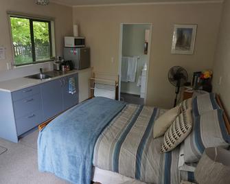 Stand Alone Cottage In Tranquil Garden, With Balcony, Pergola, Skytv, Free Wifi - Greytown - Bedroom