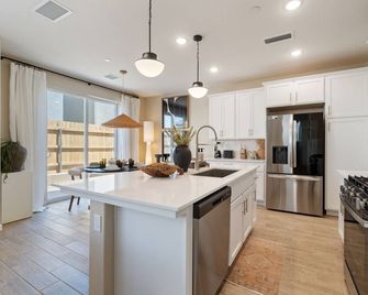 'Luxurious Retreat in This Stunning Furnished Home located in Riverstone' - Madera - Cucina