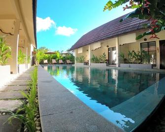 Bruga Villas Restaurant and Spa - Kuta - Piscina