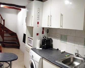 Quiet T2 apartment in Provencal village - Cassis - Cocina