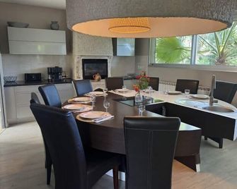 holiday home with indoor pool, Le Porge - Le Porge - Comedor