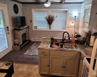 The Cozy Cardinal 2-bedroom cottage w/ pool access, Wi-Fi - Pipestem - Kitchen