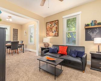 Cozy cottage in the heart of the big city- dog friendly - Billings - Sala de estar
